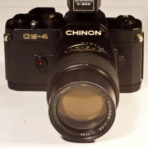 Câmera analógica Chinon CS-4 japonesa, rara, com lente 135mm para decoração/cenário