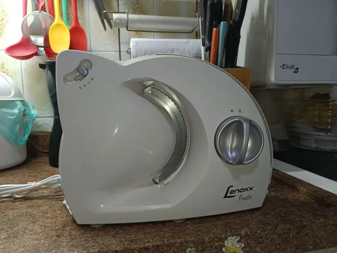 Fatiador de frios elétrico Lenoxx Pratic PFA461 branco de uso doméstico.