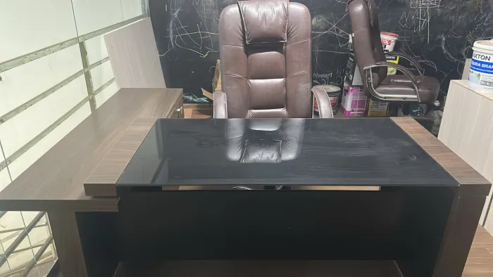 Mesa de vidro e cadeira