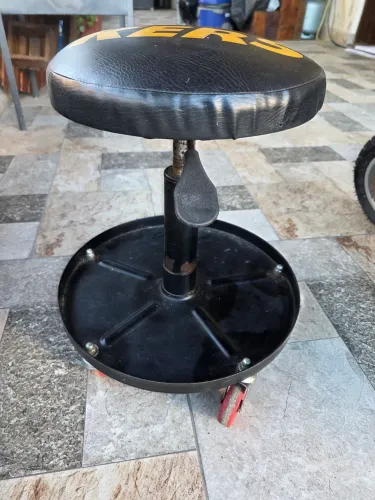 BANQUETA REDONDA COM BANDEJA DE FERRAMENTAS KERS