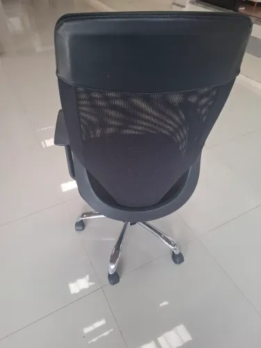 3 Cadeiras de escritório (2 giratórias e 1 fixa).
