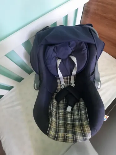 Bebe conforto azul com detalhes amarelo. 