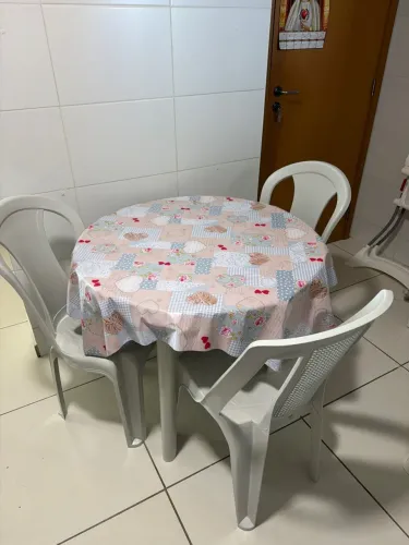 Mesa de plástico com 3 cadeiras