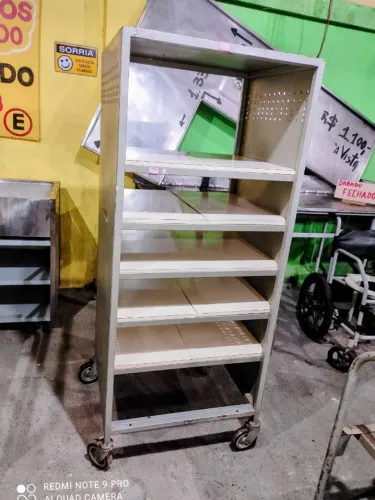 ESTANTE COM RODAS E PRATELEIRAS
