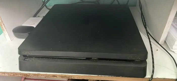 PS4 slim (870 GB) em excelentes condições