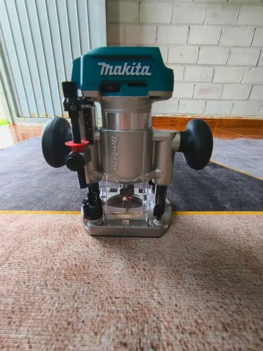 Makita DRT50, tupia laminadora com base de imersão. 