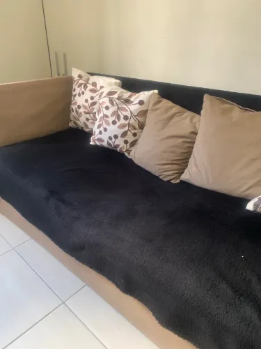 Sofá Espaçoso com Almofadas