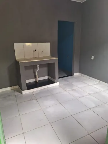 Aluga-se ambiente de 02 cômodos, sendo quarto com banheiro.