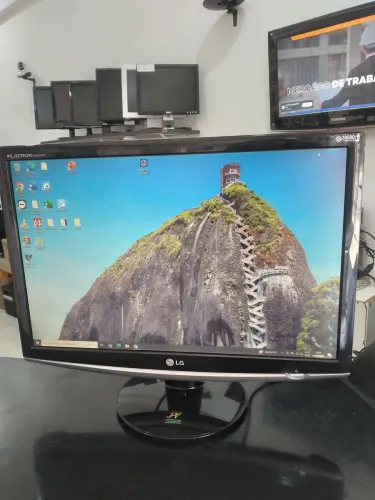 Monitor LG 22" polegadas, com os cabos