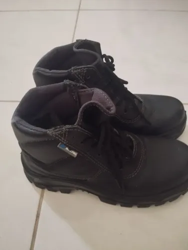 Bota de trabalho cano médio