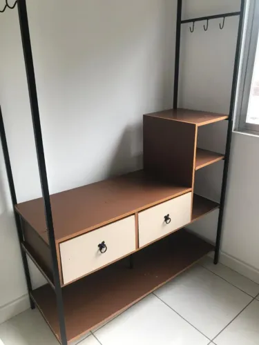 Armário para roupas com 3 prateleiras e 2 gavetas