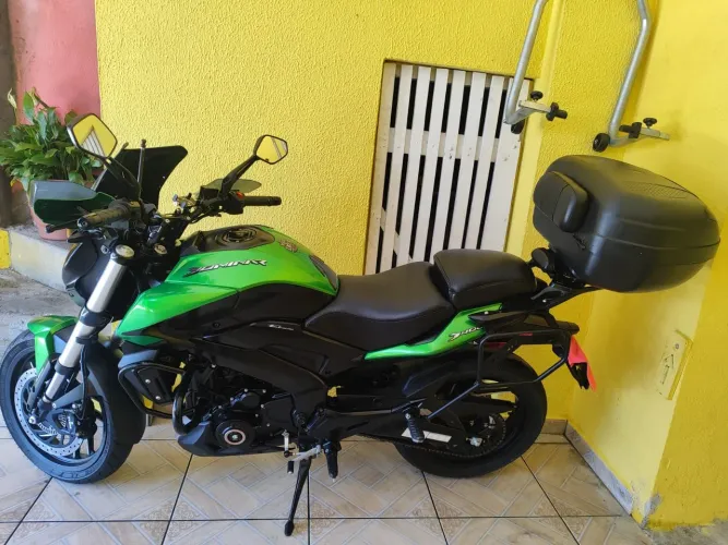 Dominar 400 / 4.200 km / 2025 / repleta de acessórios 