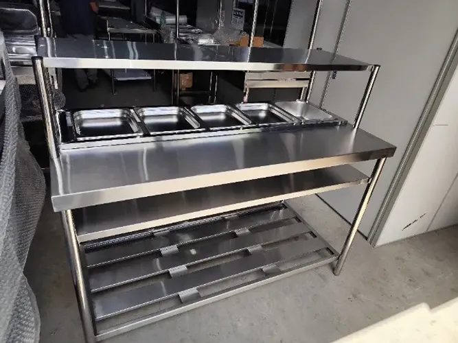Ilha central em inox para preparo e organização, 2,20×0,70×0,90 m
