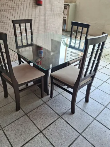 Mesa de vidro para sala de jantar com 4 cadeiras