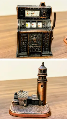Colecionáveis- 2 apontadores de metal formato caça níquel e farol
