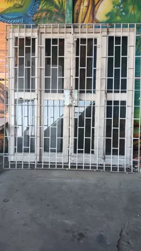 PORTA DE CORRER E GRADE DE PROTEÇÃO