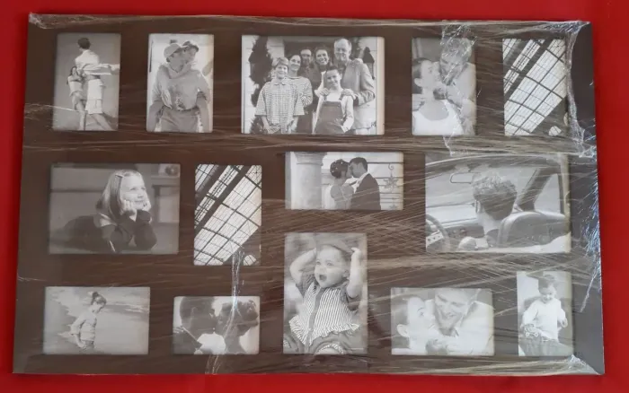 Porta retrato de parede multifotos (14) em madeira escura e vidro 50x80 cm