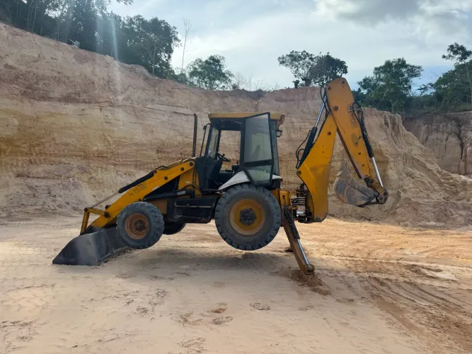 Vendo retinha JCB ano 2008 (4x2)