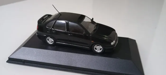 Lote com 2  miniaturas 1/43  Classicos Nacionais Brasileiros Seat Cordoba Seat Ibiza