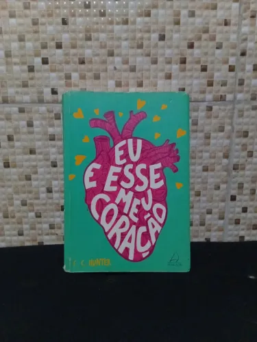 Livro "eu e esse meu coração", da autora C. C. Hunter, em perfeito estado