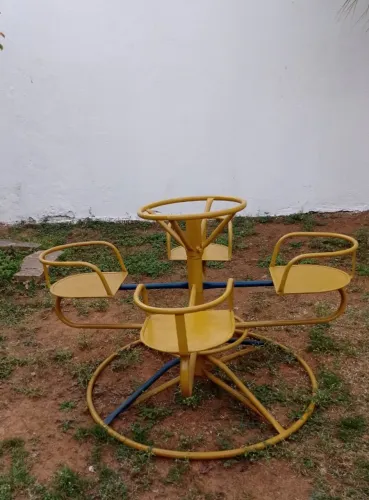 Vendo Gira - Gira de ferro, com pintura nova, e uma casinha de bolinhas