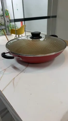 Panela / Frigideira Wok Vermelha com Tampa de Vidro - Como Nova (1 Uso)