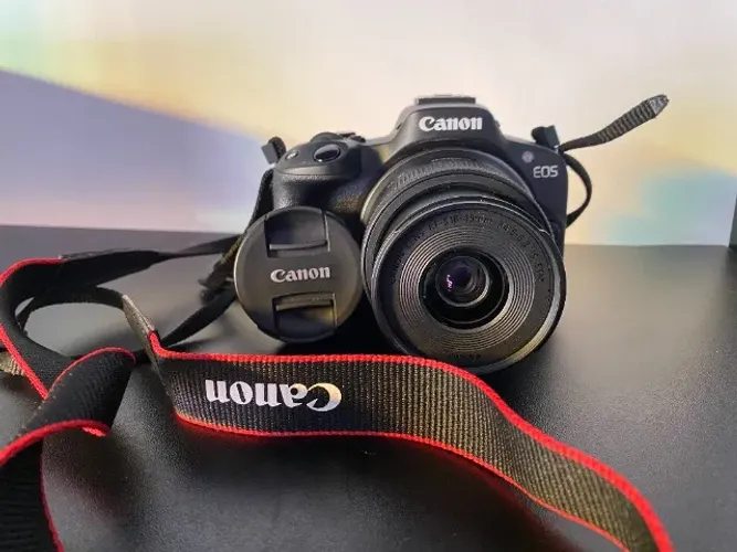 Câmera Canon EOS R50 + Lente RF-S 18-45mm - Excelente Estado