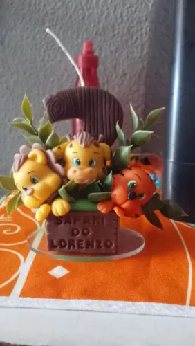 Vela de biscuit número 2 com o nome Lorenzo