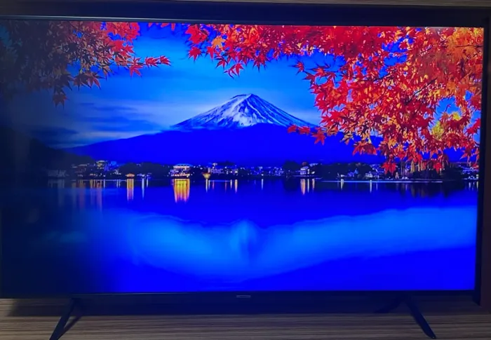 Smart TV Samsung 65? 4K UHD RU7100 - Funcionando com detalhe na iluminação