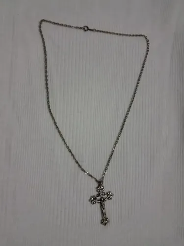 Antiga corrente banhada à prata com crucifixo