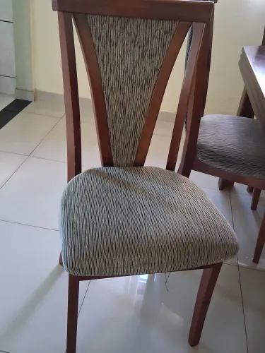 Vendo um bonito jogo de mesa ,com seis cadeiras