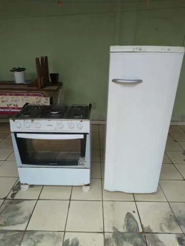 Vende se geladeira e fogão