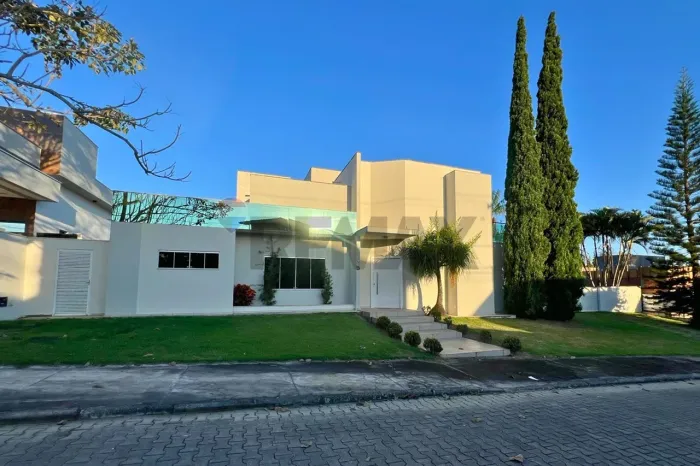 Alto Padrão no Condomínio Terras da Bahia: 4 Suítes, closet planejado, hidromassagem e var