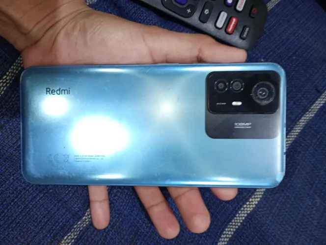 Redmi note 12 , o aparelho tá com trinco no frente , mas pega perfeitamente,