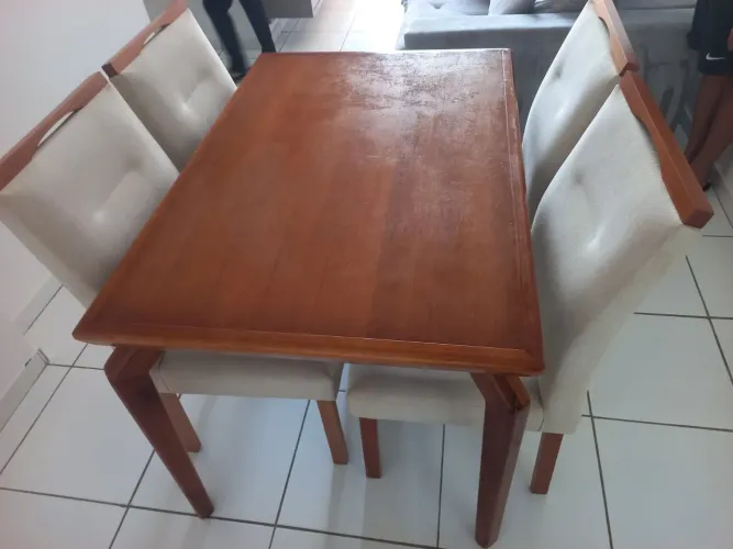 Mesa de Madeira Maciça com 04 Cadeiras em Linho