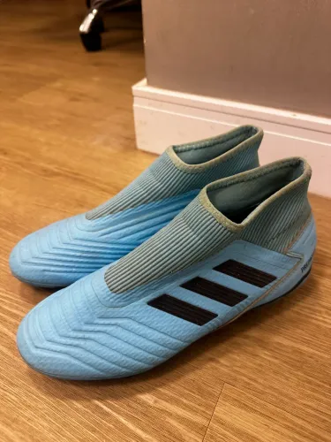 Chuteira Adidas Predator original, na cor azul-claro com detalhes em azul e preto.