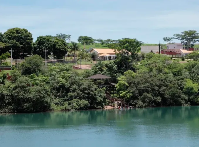 Imóvel para venda possui 300 metros quadrados em Centro - Araporã - MG