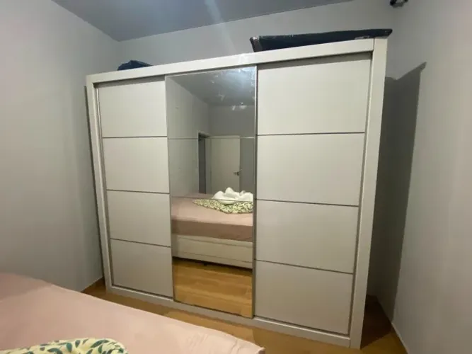 GUARDA ROUPA CASAL 3 PORTAS DESLIZANTES UMA COM ESPELHO 4 GAVETAS