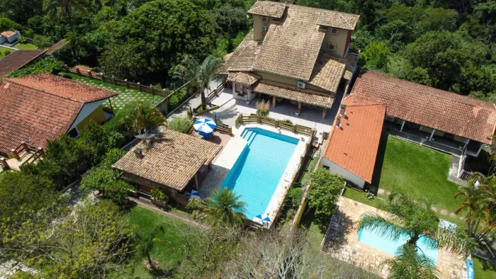 Casa no condomínio RESIDENCIAL MARIA ANTONINA para venda e locação com 5 quartos, sendo 5