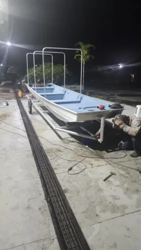Barco 6 metros com motor Evinrude 15 HP + carretinha