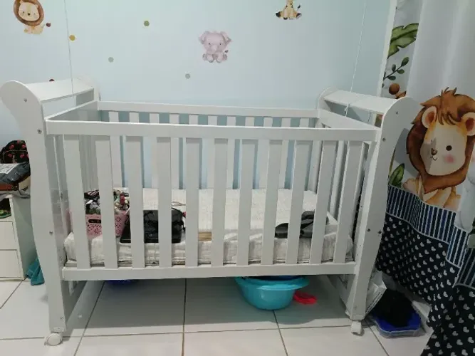 Berço de bebê 3 em 1, acompanha colchão, 3 lençóis, e um kit berço 