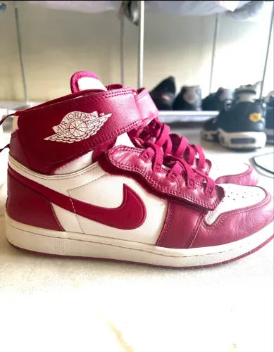 Air Jordan 1 Hi Flyease em uma colorway vermelha