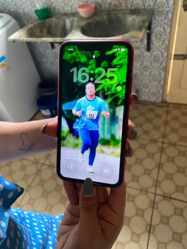 iPhone 11 vermelho, 64gb, em boas condições