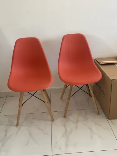 Duas cadeiras terracota com pés de madeira (para sala de jantar ou escritório)