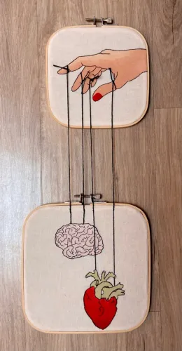Bordado com pintura em bastidor
