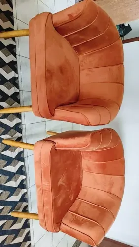 Poltrona Aconchegante para Sala de Estar Tecido Veludo Confortável Pés de Madeira Resisten