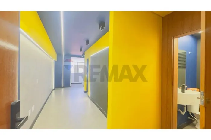 EXCELENTE SALA COMERCIAL COM DIVISORIA DOIS BANHEIROS, DUAS VAGAS DE GARAGEM