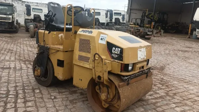 Rolo compactador Caterpillar cb24 3T combinado ano 2010. Valor R$ 130.000,00