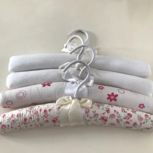 Kit 4 Cabides Acolchoados Em Tecido Para Bebês