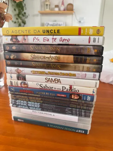 DVDs de filmes. Inclui trilogia Senhor dos anéis 